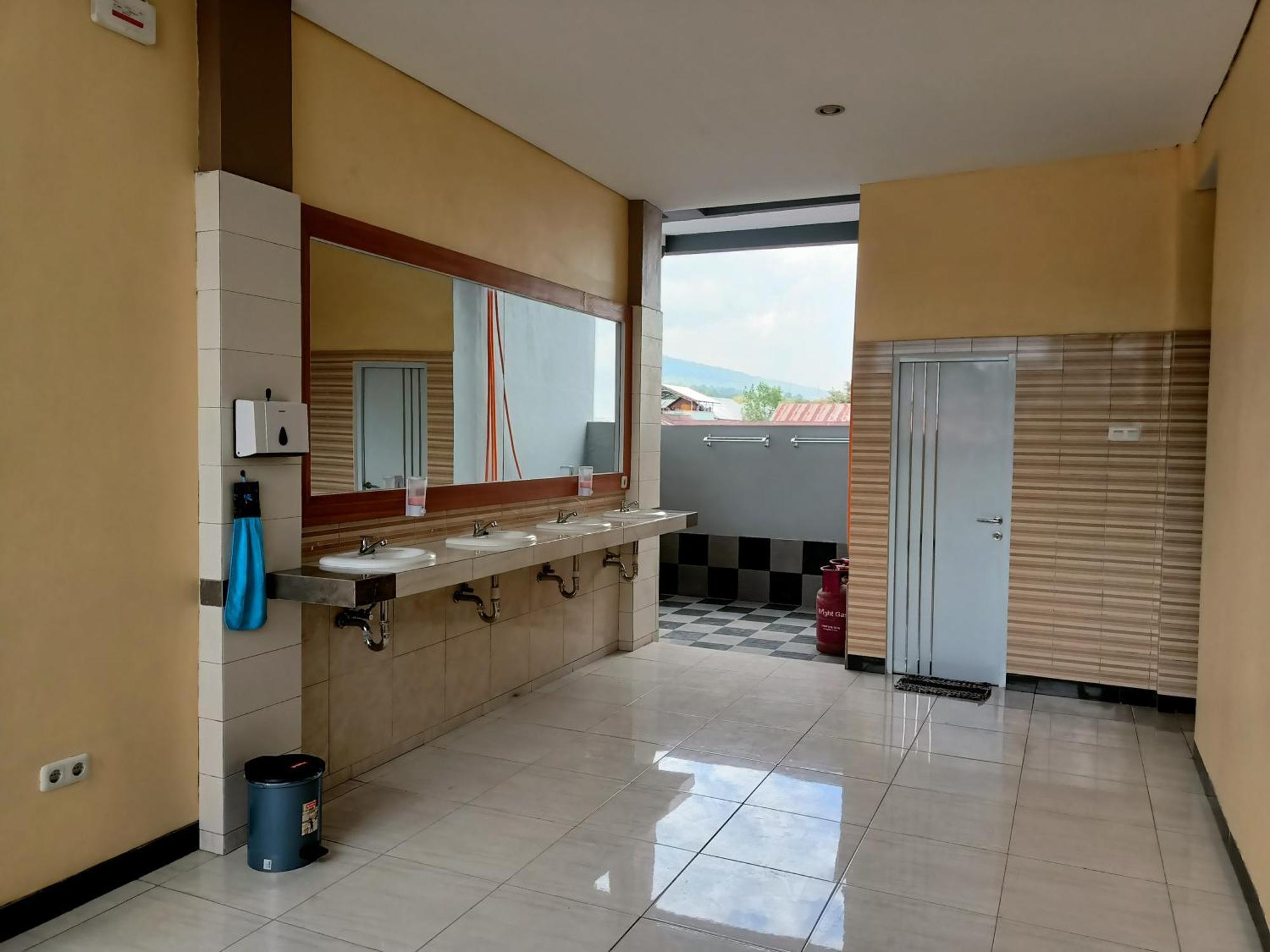 Chacha Homestay & Dormitory Ruteng Exterior foto