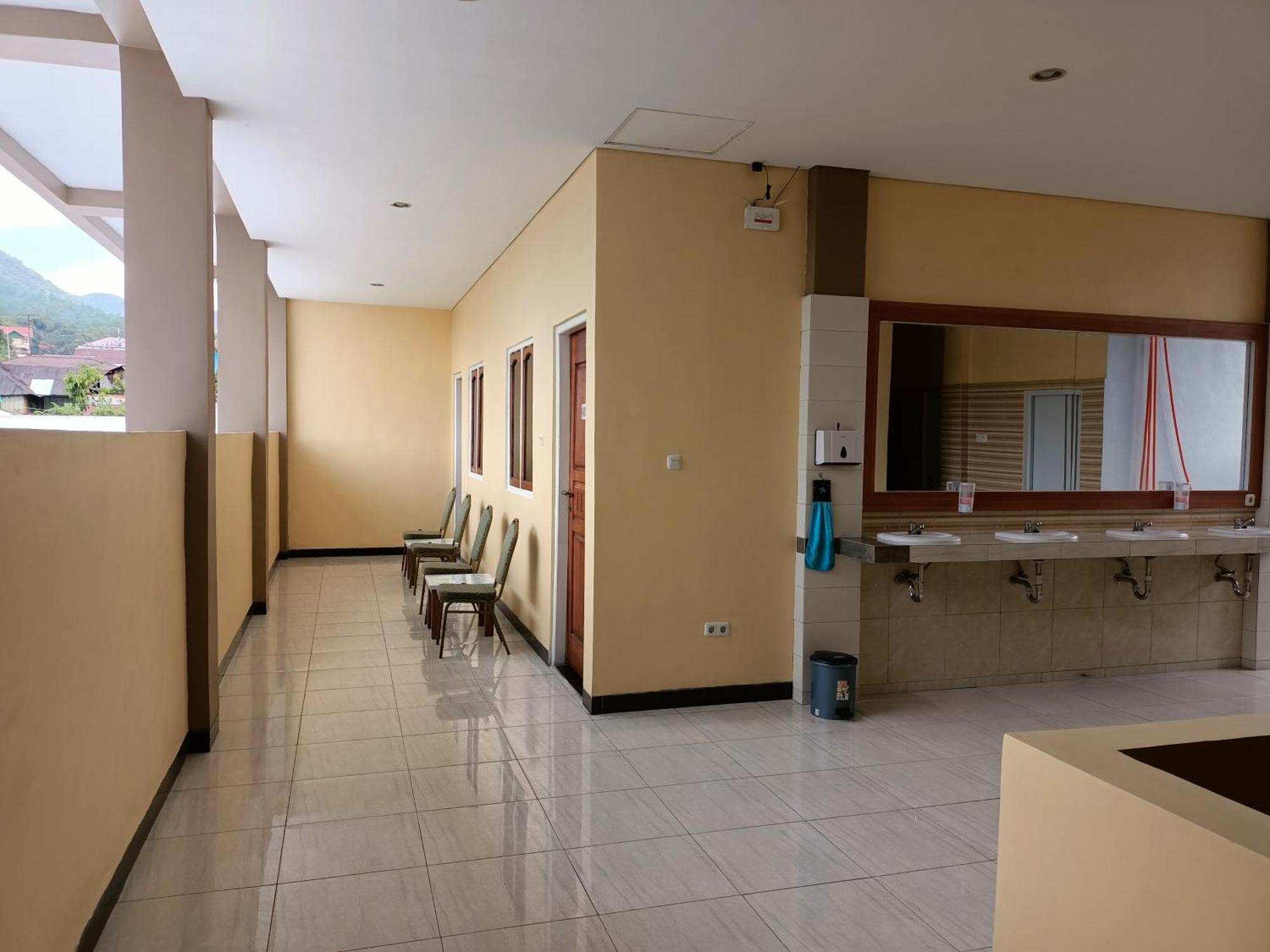 Chacha Homestay & Dormitory Ruteng Exterior foto